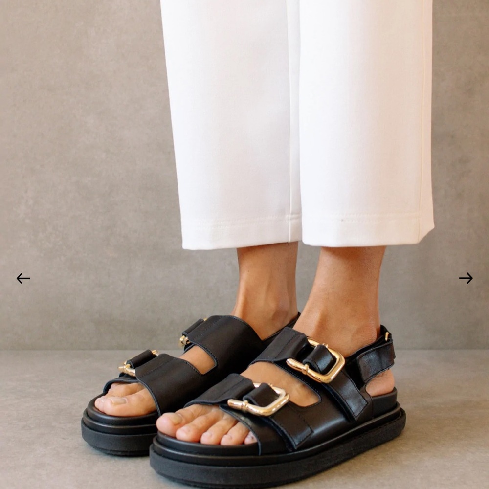 Like new Alohas Sz 7 black Chunky sandals with gold buckles
